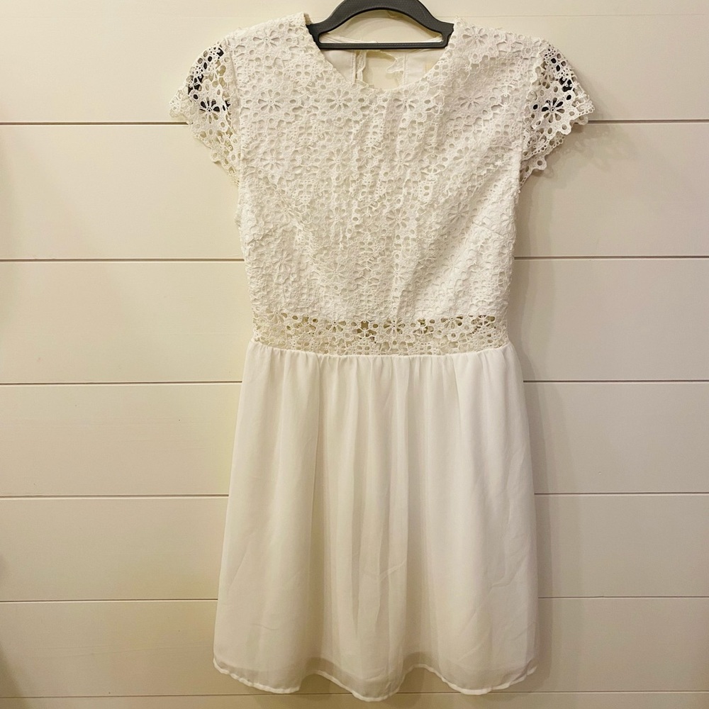 Women’s NWT Francesca s White Dress. Size Small.